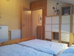 Schlafzimmer 1