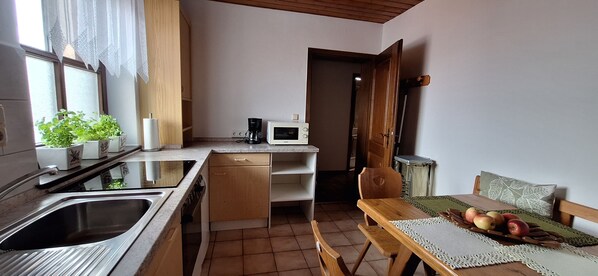 Mansarden-Wohnung 38m² mit Bergblick, bis 4 Personen, 2 Balkone-Küche