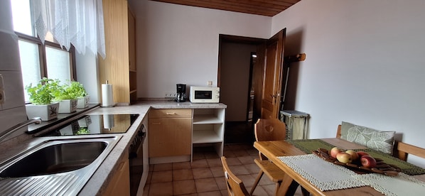 1 Mansarden-Wohnung 38m² mit Bergblick, bis 4 Personen, 2 Balkone-Küche
