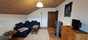 1 Mansarden-Wohnung 38m² mit Bergblick, bis 4 Personen, 2 Balkone-Wohnzimmer
