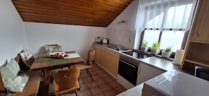 1 Mansarden-Wohnung 38m² mit Bergblick, bis 4 Personen, 2 Balkone-Küche