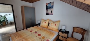 1 Mansarden-Wohnung 38m² mit Bergblick, bis 4 Personen, 2 Balkone-Schlafzimmer