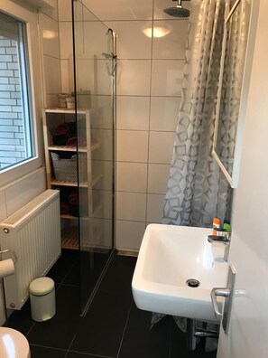 Ferienwohnung Amy, 50 qm, 1-2 Personen-Badezimmer mit ebenerdiger Dusche - Ferienwohnung Amy