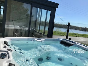Le jacuzzi 5 places à 35°C sur la terrasse avec vue sur la Loire