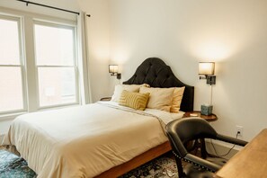 Second Floor | Middle Queen Bedroom