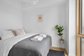 Double bedroom with comfortable rug