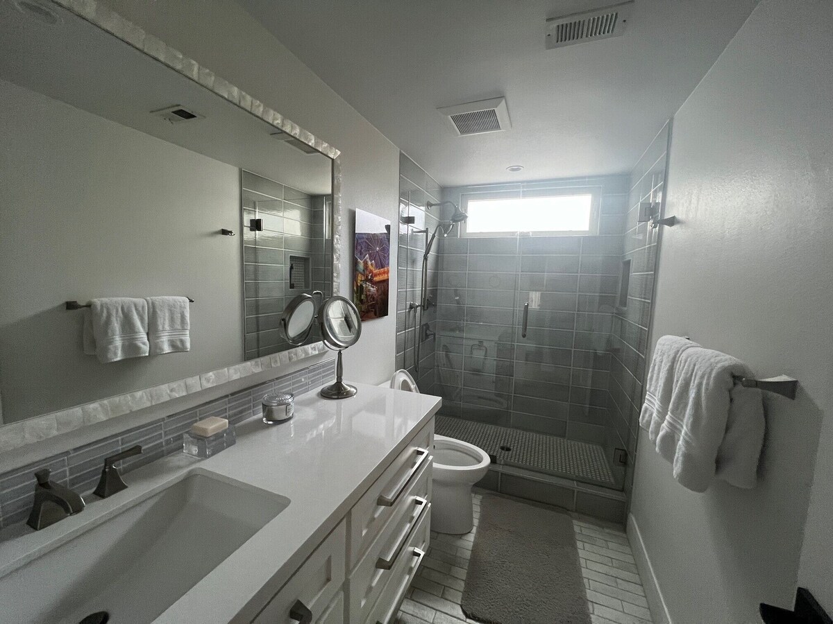 Dahlia Bloom – Charming Coastal Cottage for 6! Walk to Shopping & Dining