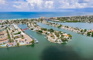 The house is located on the Intracostal Waterway and kayak accessible.