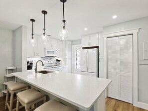 Kitchen with Breakfast Counter at 785 Queens Grant