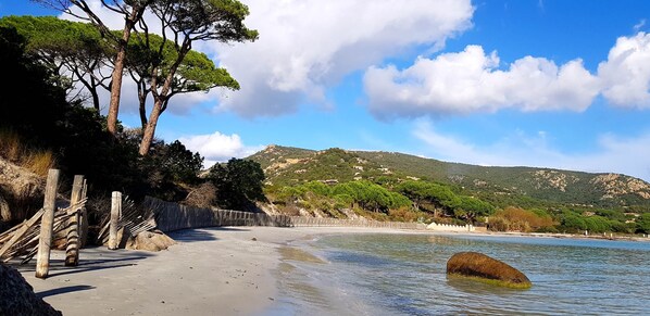 Plage  Tamaricciu joignable à 800 m parking gratuit à l'Acciaro Plage