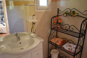 Salle d'eau avec douche italienne et chauffage