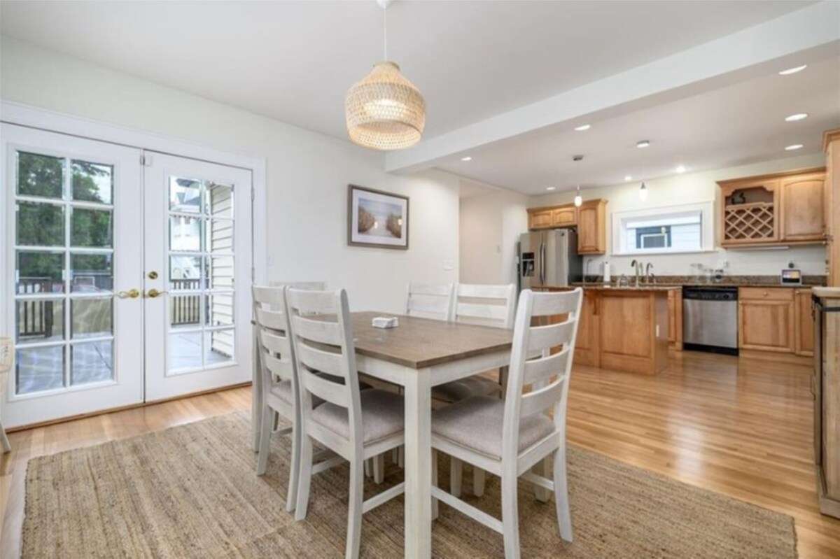 Opuluxe Spacious 4 BR Ellsworth with Jacuzzi