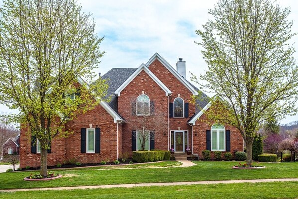 5 Bedroom home with walkout on golf course just 2 miles from Valhalla