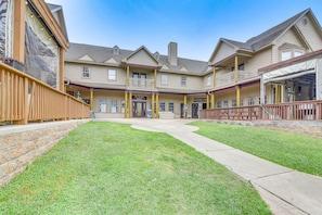 Property Exterior | On-Site Dining & Entertainment | Free Street Parking