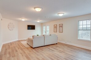 Living Room | Smart TV | Free WiFi | Central A/C & Heating