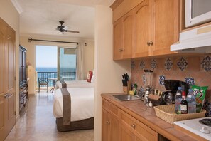 full Kitchen, 2 Queen beds with Sea View