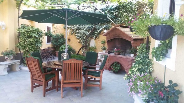 Outdoor dining