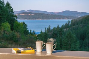 Wake up to views of the lake with a cozy cup and the crisp North Idaho air ☕️🌲