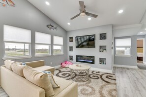 Living Room | Queen Sleeper Sofa | Smart TV | Electric Fireplace | Free WiFi
