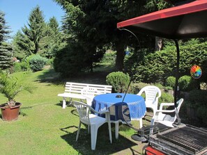 Propriété, Arrière-Cour, Patio, Cour, Arbre, Tableau De Plein Air, Herbe, Maison, Table, Jardin