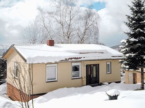 Wolke, Gebäude, Schnee, Himmel, Eigentum, Fenster, Haus, Baum, Ast, Hütte