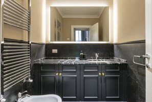 Autumn, Bathroom, Spring, Summer, Winter