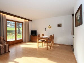 Bilderrahmen, Holz, Halle, Tabelle, Wohnzimmer, Stuhl, Holzbeize, Fussboden, Gebäude, Flooring