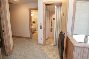 Elevator 2022; Top floor