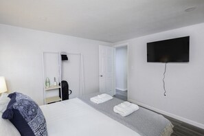 Bedroom - Queen Bed