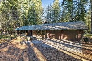 Hot Toddy Hideaway, located 20 minutes from Government Camp