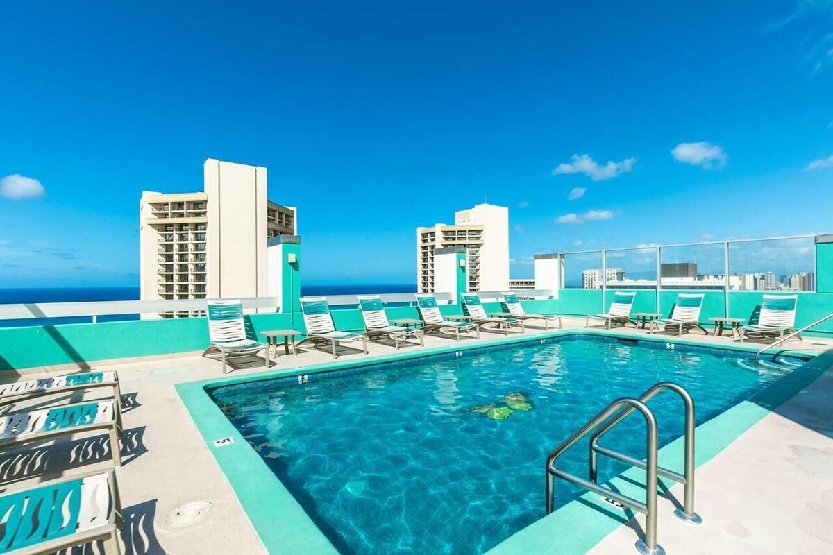 Discover Serenity: Rooftop Bliss, Pool, Sauna, Minutes from Waikiki Beach!