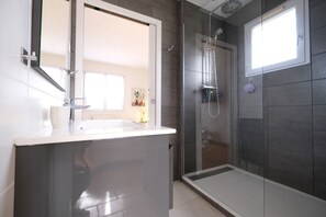 EYGUIÈRES holiday rental house for rent 2 bathrooms