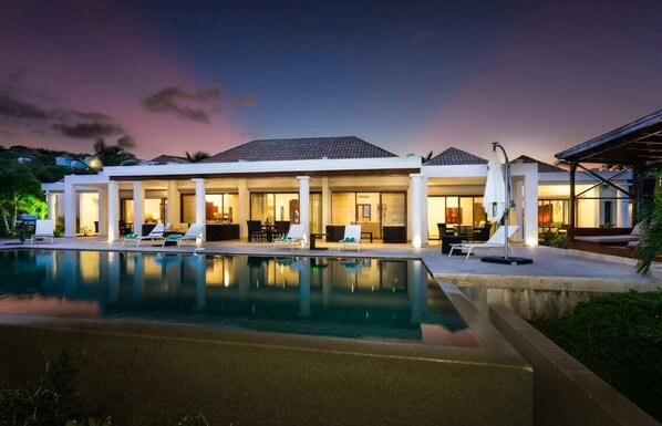 Infinity pool overlooking the ocean!