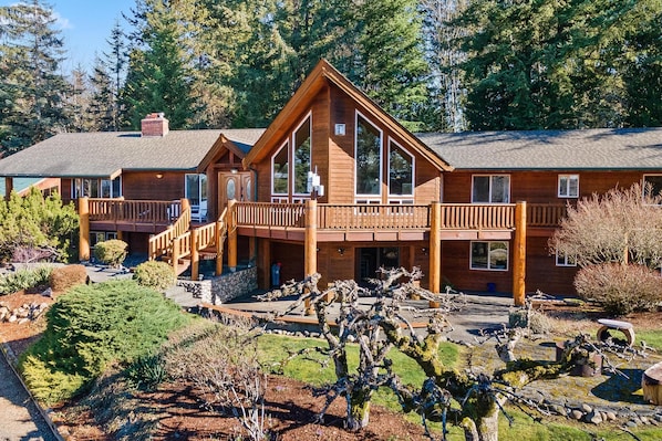 Welcome to our Sedro-Woolley home! Enjoy the incredible views and recharge in nature.