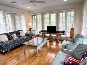 LIVING AREA W/AMPLE SEATING & TV