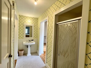 FULL BATHROOM DOWN OFF ENTRANCE & BEDROOM