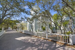 LARGE PRIVATE FENCED YARD