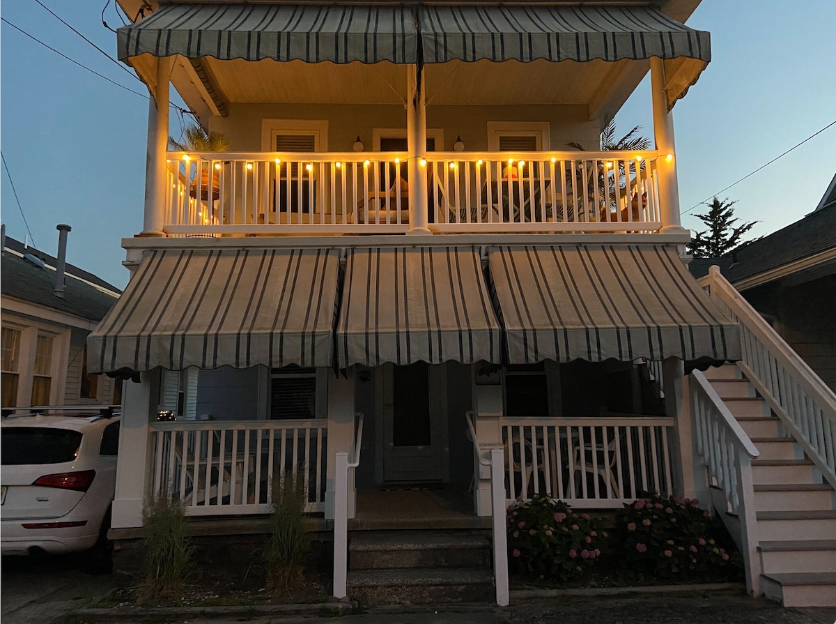 Beach bungalow located on the north end. Short walk to the beach and boardwalk!