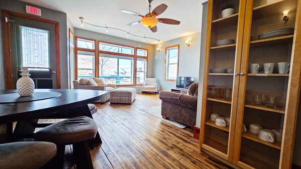 Dining Area (1)