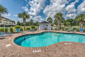 Community Amenities | Outdoor Pool