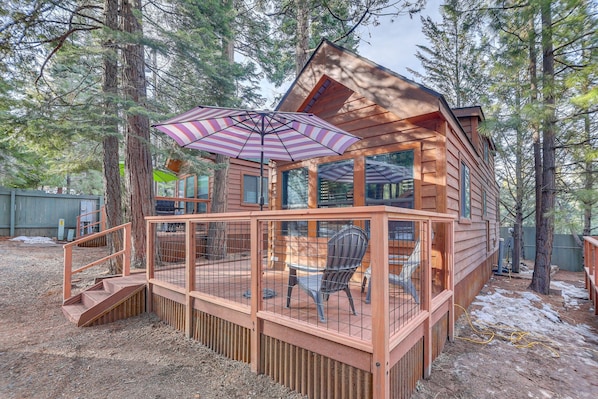 Lake Almanor Vacation Rental | 1BR | 1BA | Steps to Enter | 650 Sq Ft