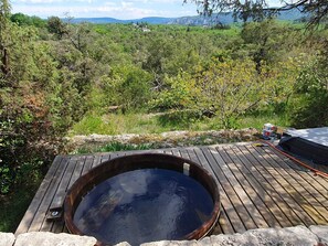 Outdoor spa tub