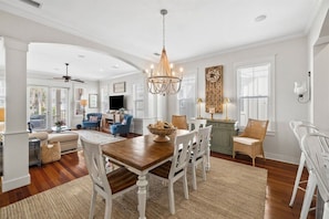 Dining room with room for 6, plus two additional chairs
