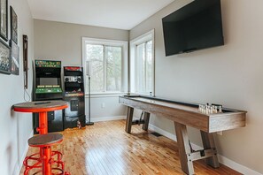 [Main Floor] Against the wall on the left is Hook 21, an old school bar favorite that you can't play without getting hooked. Yep, I did it. 