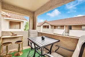 Balcony with seating