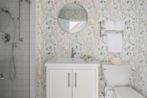 Modern Full Bath with Walk-In Shower on Middle Level. At the heart of the bathroom is a generously sized walk-in shower, featuring easy access, a modern glass enclosure, and high-quality fixtures.