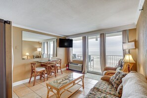 Living Room | Queen Sleeper Sofa | Smart TV | Free WiFi