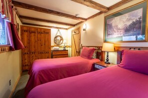 Bedroom with Twin Beds