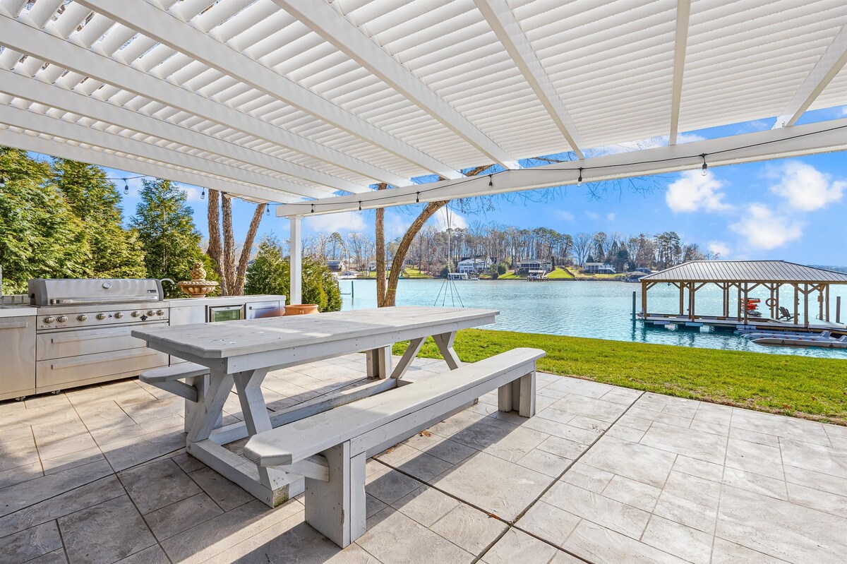 NEW! Hot Tub, 360 Lake Views, Movie Theatre, Suite