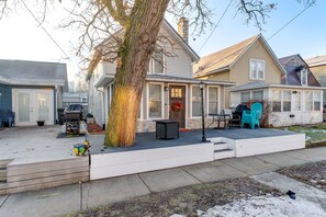 Front Deck | Parking | Driveway (1 Vehicle) | Free Street Parking